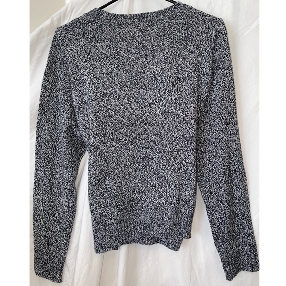 simple black and white long-sleeve shirt/sweater - Picture 4 of 8